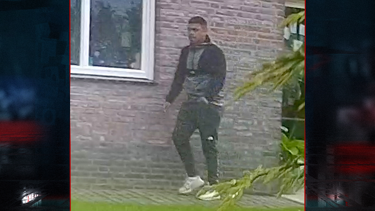 Insluiper aan de haal met sieraden bewoonster