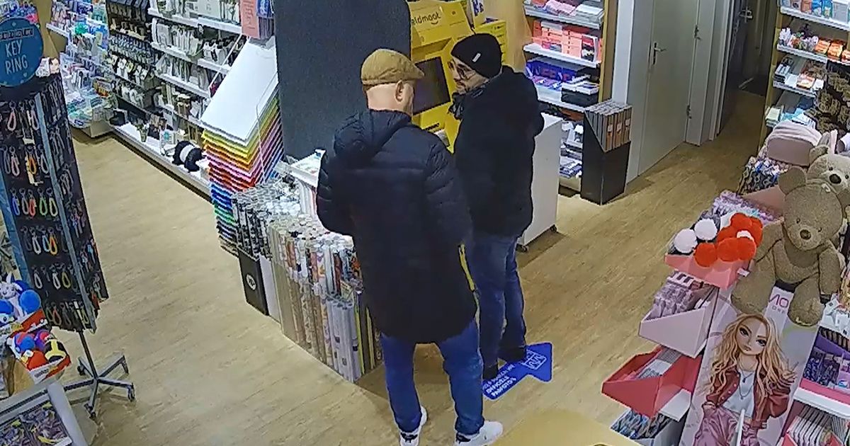 Zakkenrollers halen geld van rekening slachtoffers