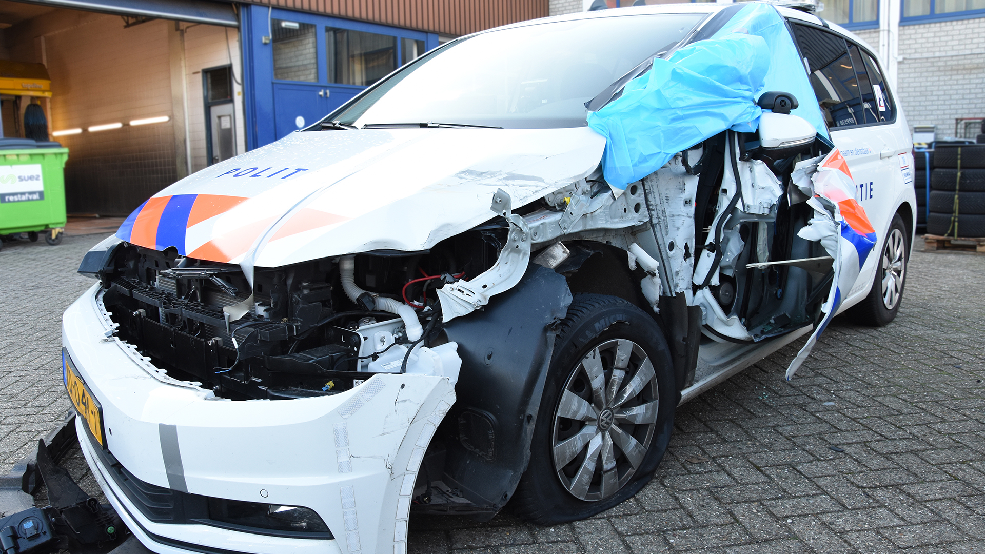 geweldtegenpolitieauto.jpg