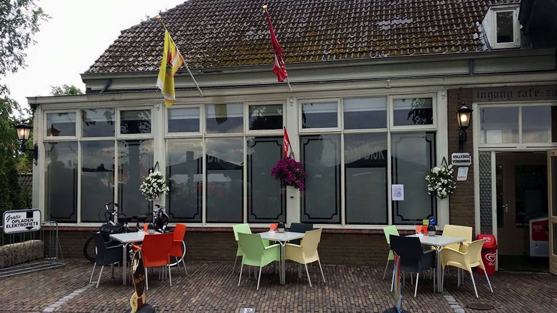 160481_ravenstein_cafe1.jpg