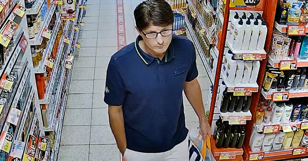 Vermomde man steelt scheermesjes